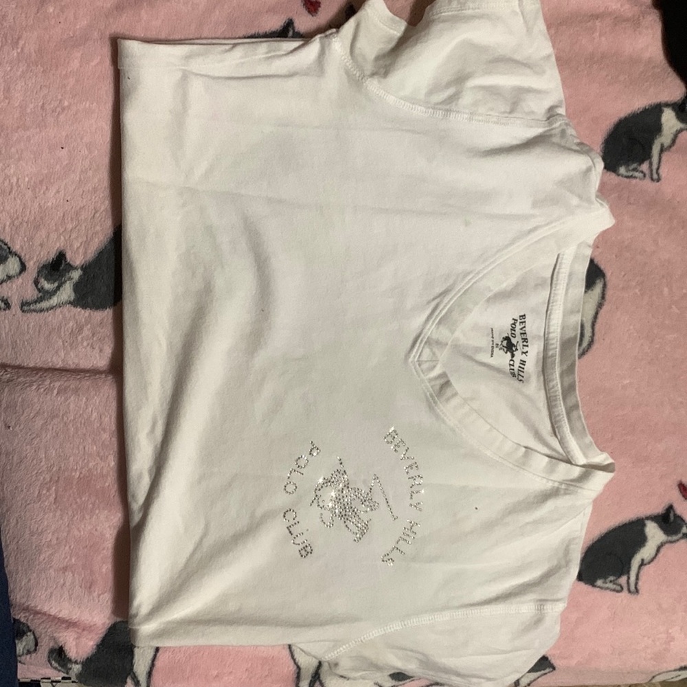 White v neck shirt